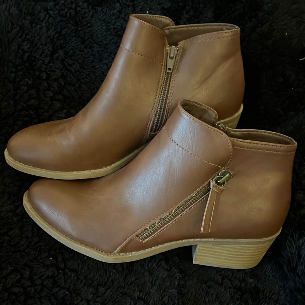 Women’s size 8 booties.  1” heel
